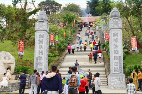 Sôi nổi lễ hội Đền Choọng ở miền Tây xứ Nghệ