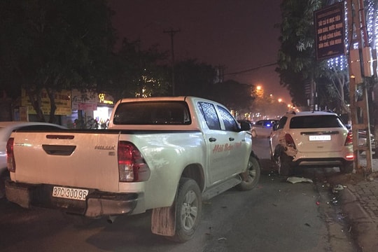 Xe bán tải đâm xe 5 chỗ dựng bên lề đường, húc gãy cột điện