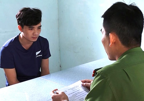 Vi phạm luật giao thông, hai thanh niên tấn công cảnh sát