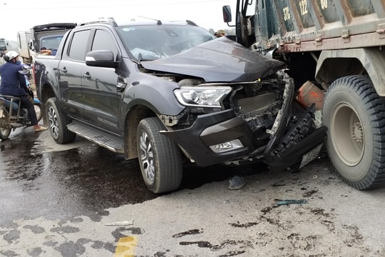 Vào cua nhanh, xe bán tải đâm vào xe tải trên Quốc lộ 48B