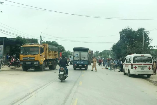 Va chạm với xe tải, nam thanh niên tử vong tại chỗ  ​