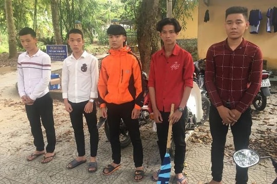 Nhóm thanh niên cầm rựa chặn đầu ô tô tải trong hầm