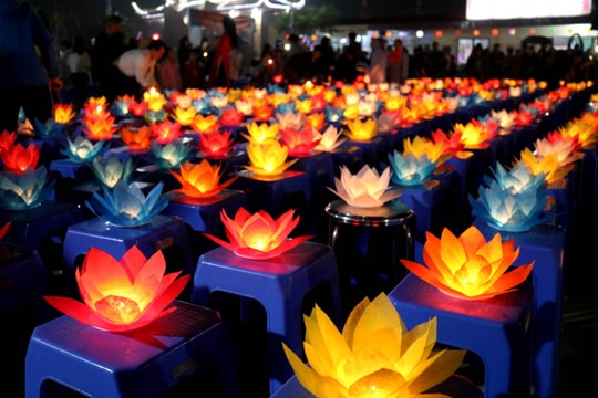 Lung linh đêm hoa đăng cầu Quốc thái dân an tại chùa Gám