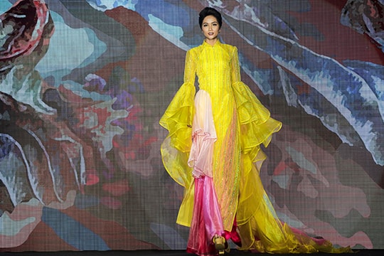 H'Hen Niê gây ấn tượng trong trang phục áo dài cách điệu  