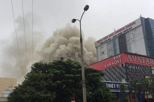 Cháy lớn tại tổ hợp khách sạn, bar, karaoke ở thành phố Vinh