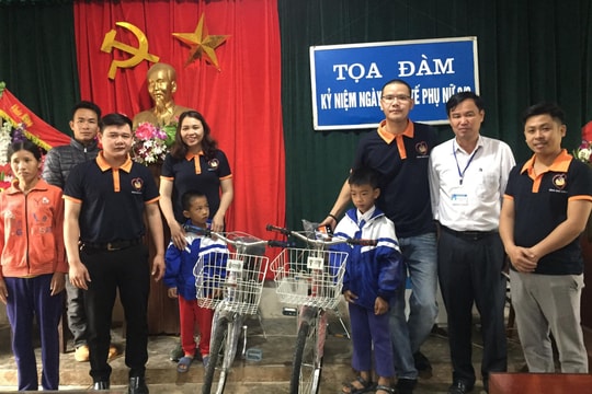 Trao tặng xe đạp cho học sinh khó khăn ở Nghĩa Đàn