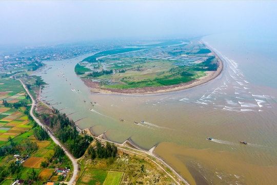 Khung cảnh tuyệt đẹp khi thuyền đánh cá tìm về cảng Lạch Vạn