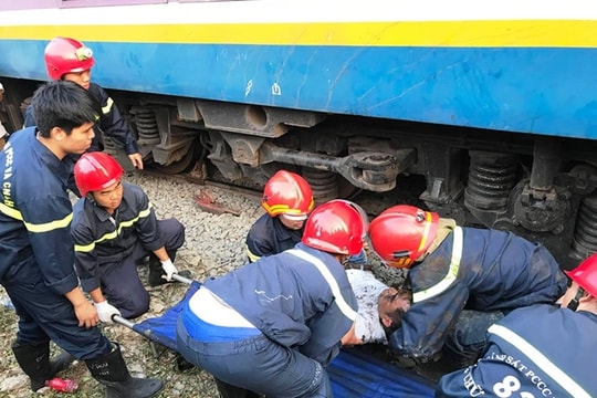 Giải cứu người đàn ông kẹt dưới gầm xe lửa