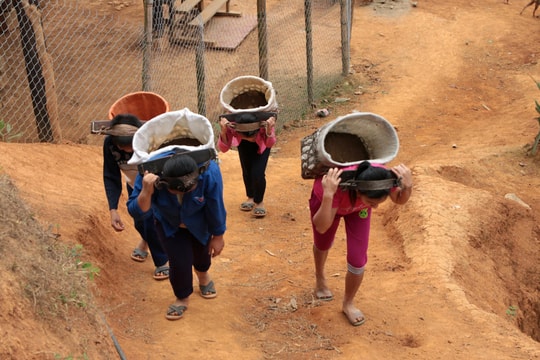 Nghệ An: Dân bản góp công, góp của làm đường bê tông