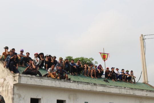 Muôn kiểu chen chân kiếm chỗ xem hội ở đền Cuông