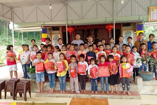 Trao 50 suất quà cho học sinh nghèo ở Yên Thành