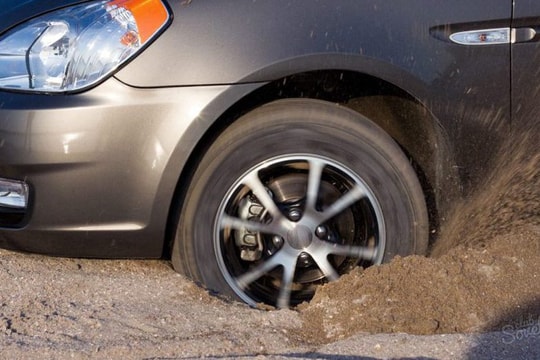 5 mẹo nhanh chóng “cứu” ô tô bị thụt bánh xuống hố