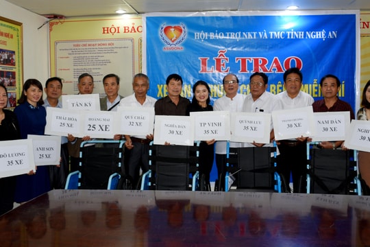 Trao 500 xe lăn và gần 1,4 tỷ đồng cho người khuyết tật, trẻ mồ côi 