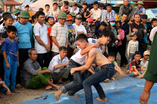 Giới trẻ háo hức tranh tài trong hội vật chùa Gám
