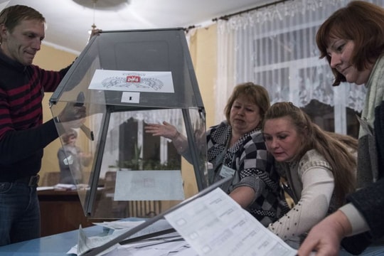 Ukraine áp đặt trừng phạt 294 tổ chức, 848 cá nhân vì liên quan đến Crimea, Donbass