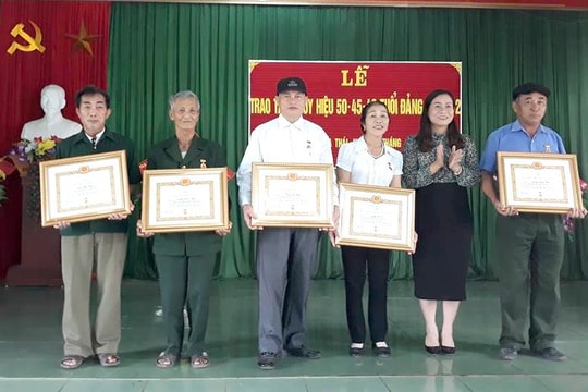 Tân Kỳ: Trao tặng Huy hiệu Đảng cho 5 đảng viên