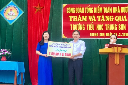 Kiểm toán Nhà nước trao tặng 20 bộ máy tính cho học sinh Đô Lương