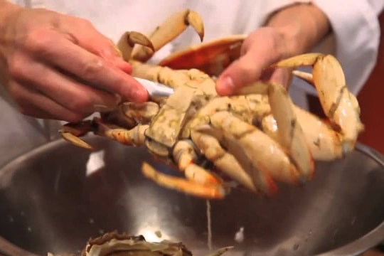 Mẹo “đánh bay” ấu trùng giun sán khi ăn cua, ốc, nghêu, sò