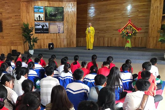 Trụ trì chùa Cổ Am nói chuyện về đạo đức cho học sinh