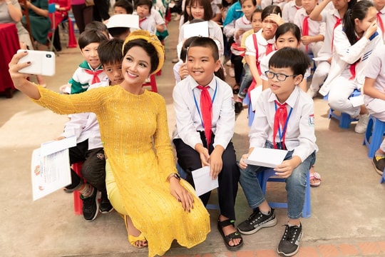 H'Hen Niê mang giày 80 nghìn đồng đi sự kiện