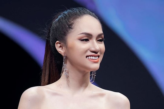 "Nữ hoàng chuyển giới" Hương Giang Idol khoe vẻ gợi cảm khi là  vedette sàn catwalk