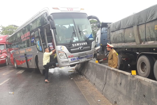 Xe giường nằm ”trèo” giải phân cách Quốc lộ 1A, hành khách hoảng loạn
