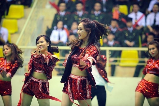 Xem nữ sinh Học viện An ninh nhân dân nóng bỏng trong điệu nhảy dân vũ