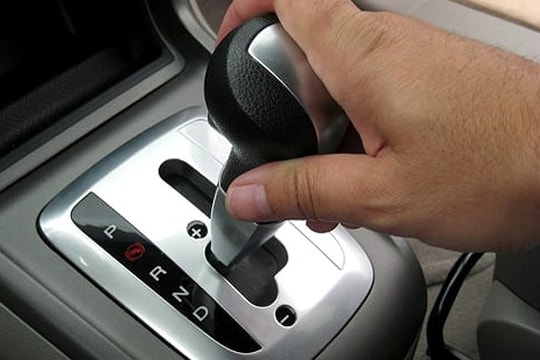 Thao tác xử lý khi ô tô đang chạy bị kẹt số