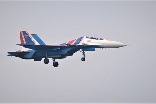 Phi đội tiêm kích Su-30SM Nga đáp xuống sân bay Nội Bài
