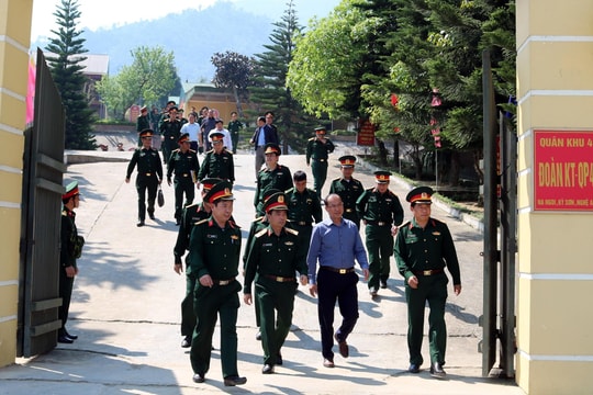 Tư lệnh Quân khu 4 kiểm tra các đơn vị quân đội ở miền Tây Nghệ An
