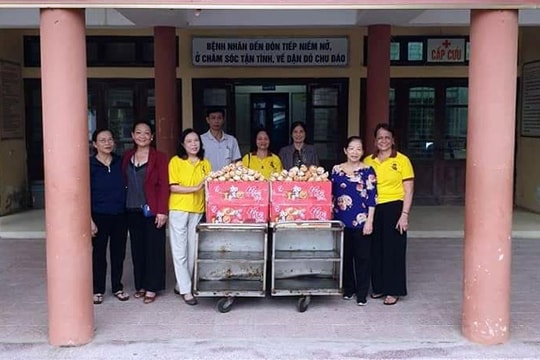 Phật tử chùa Đức Hậu thiện nguyện tại Bệnh viện Tâm thần Nghệ An