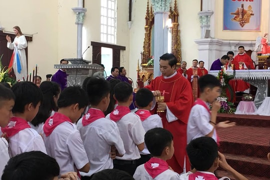 Giáo xứ Vạn Phần tổ chức tuần chầu lượt 