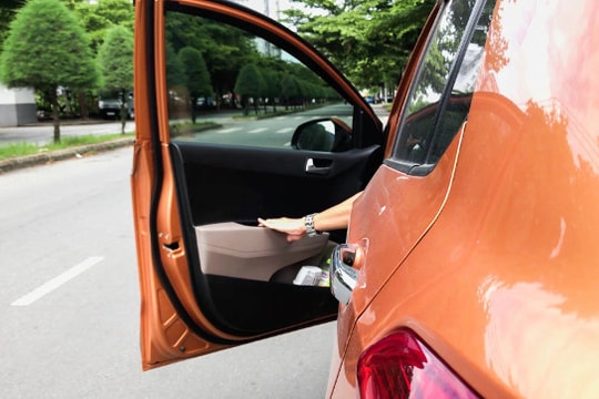 Lỗi ngớ ngẩn của tài xế trước khi tắt máy đỗ xe khiến xe ô tô nhanh 'tã'