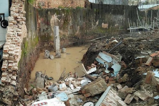 Bé gái 8 tuổi tử vong do bố đào móng sập tường bao