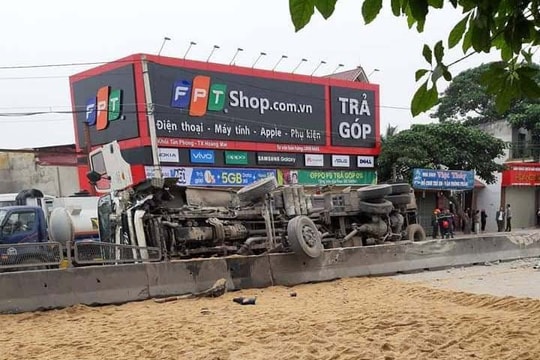 Lật xe bồn xăng tràn Quốc lộ 1A, giao thông ách tắc hàng giờ