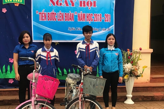 Trao hỗ trợ cho học sinh có hoàn cảnh khó khăn 