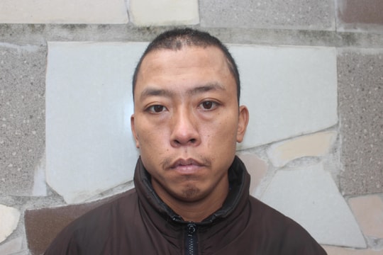 Đội tóc giả, cướp tài sản của hàng xóm giữa đường 