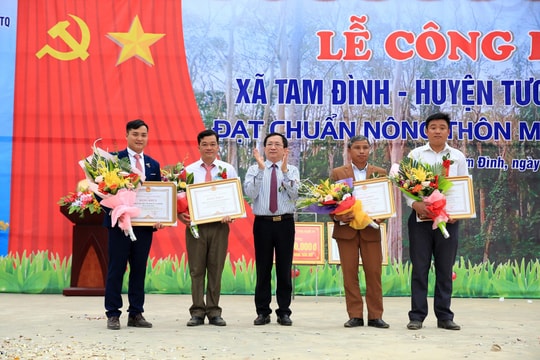 Xã Tam Đình (Tương Dương) đón Bằng công nhận đạt chuẩn nông thôn mới