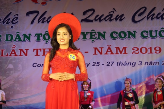 Nữ sinh lớp 12 đăng quang cuộc thi Người đẹp trình diễn trang phục dân tộc