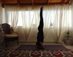 Một phụ nữ bị đột quỵ khi tập động tác yoga “trồng chuối“