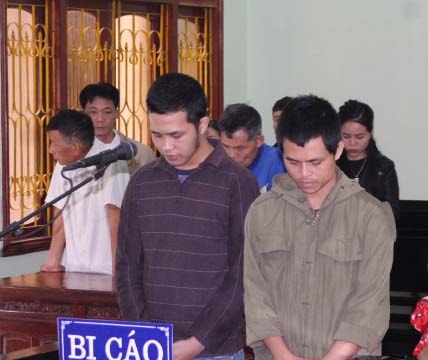 Hơn 4 năm tù cho 2 thanh niên “mượn” xe cầm cố lấy tiền tiêu xài