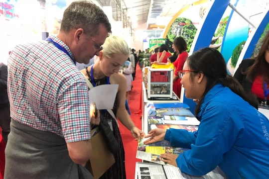 Du khách thích thú khi thưởng thức đặc sản Nghệ An tại hội chợ quốc tế