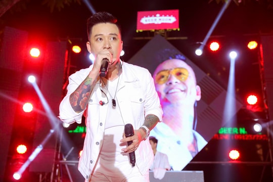 Ca sĩ Tuấn Hưng khuấy động đêm nhạc tại BEER NGON Thành Vinh 