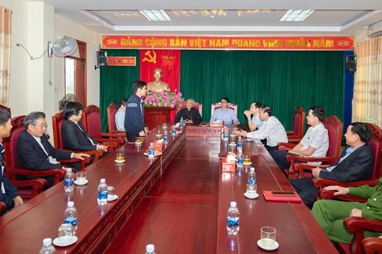 Giám mục chính tòa Giáo phận Vinh thăm, gặp gỡ lãnh đạo TX Hoàng Mai