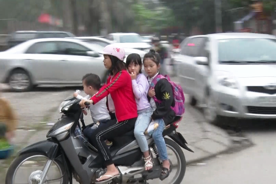 Chướng mắt hình ảnh phụ huynh đội mũ bảo hiểm cho mình, không đội cho con