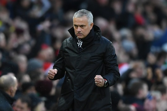 Bóng đá Việt Nam đối diện án phạt; Mourinho sắp có bến đỗ mới