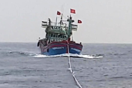 Cứu sống 16 ngư dân Nghệ An gặp nạn trên Vịnh Bắc Bộ