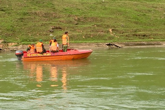 Tìm thấy thi thể cô gái nhảy cống Mụ Bà