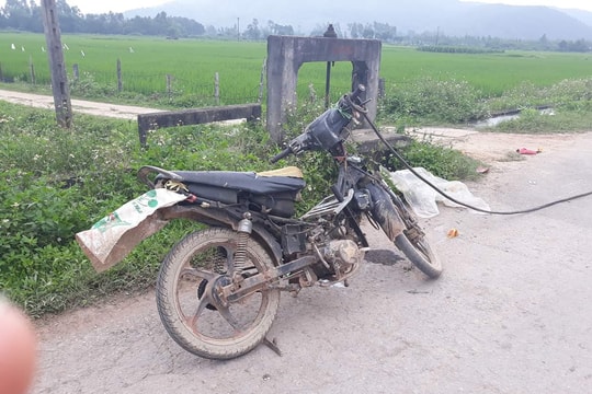 Người đàn ông tử vong cùng chiếc xe máy lạ trên đường