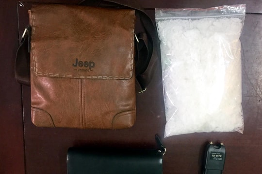 Nam thanh niên “dắt lưng”  2kg ma túy đá và kìm chích điện đi giao dịch